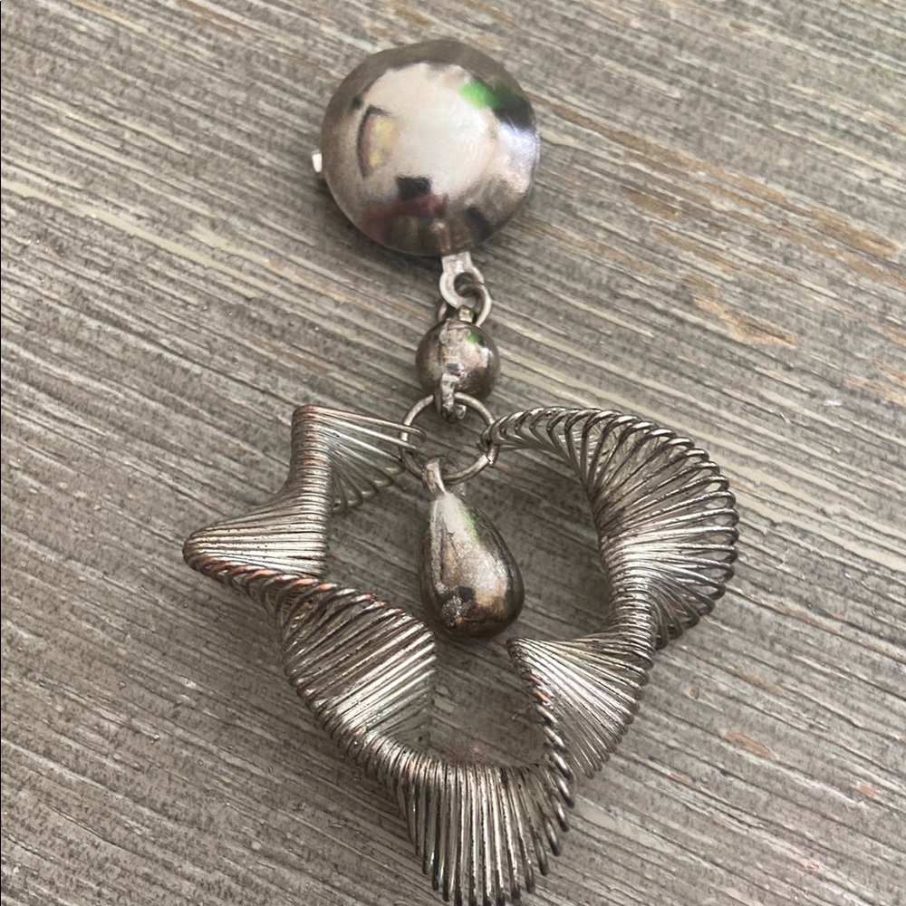 5/$10❤️❤️❤️Vintage 60s UpCycled Twisted Metal Dangling Broach